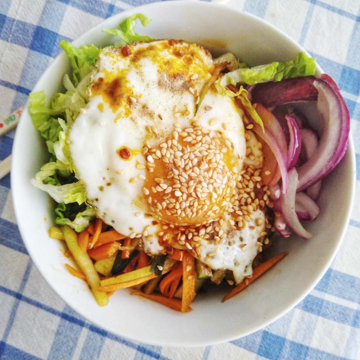 robinmoray's tweet photo. Beck in lockdown (yay 😩) cheered myself up with rice bowl. Fried egg with a runny yolk on rice with soy sauce and sesame seeds is just so comforting. https://t.co/JN1tMFk2XC