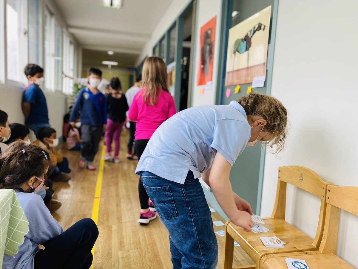 Karenjung20's tweet photo. Gallery walk and art critique. Love the students’ meaningful conversations as they evaluate and show their appreciation toward the artistic works @kispride @KIS_SeoulCampus #arteducation #elementaryarted https://t.co/3mhrVuZniN