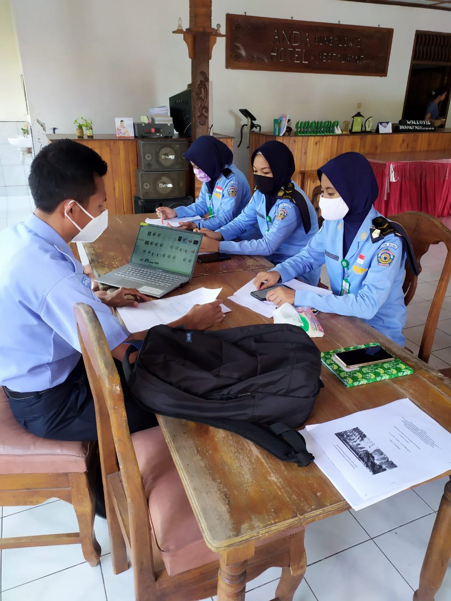 Supm_Bone's tweet photo. Guru @Supm_Bone  melaksanaan kunjungan zonasi untuk kegiatan belajar luring. Siswa dalam satu zona berkumpul di satu titik untuk mengikuti kegiatan belajar mengajar. https://t.co/9x3KH0jQQt