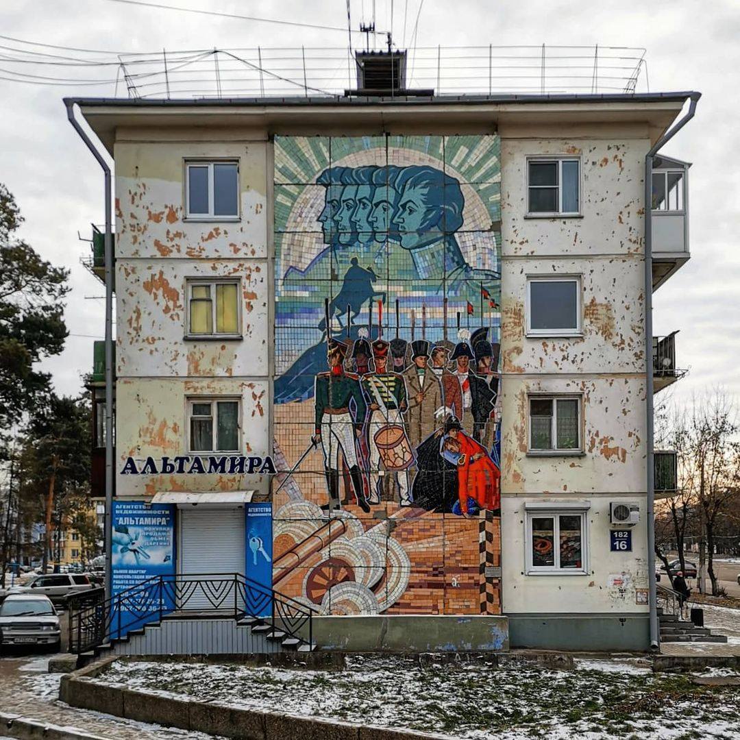 А вы знаете, что в Ангарске,что под Иркутском, есть уникальные тематические мозаики советского периода? Одна из главных достопримечательностей маленького города, этакий стритарт из прошлого, созданные в период с 1969 по 1975г.г., мозаики и сейчас выглядят интересно, хотя и