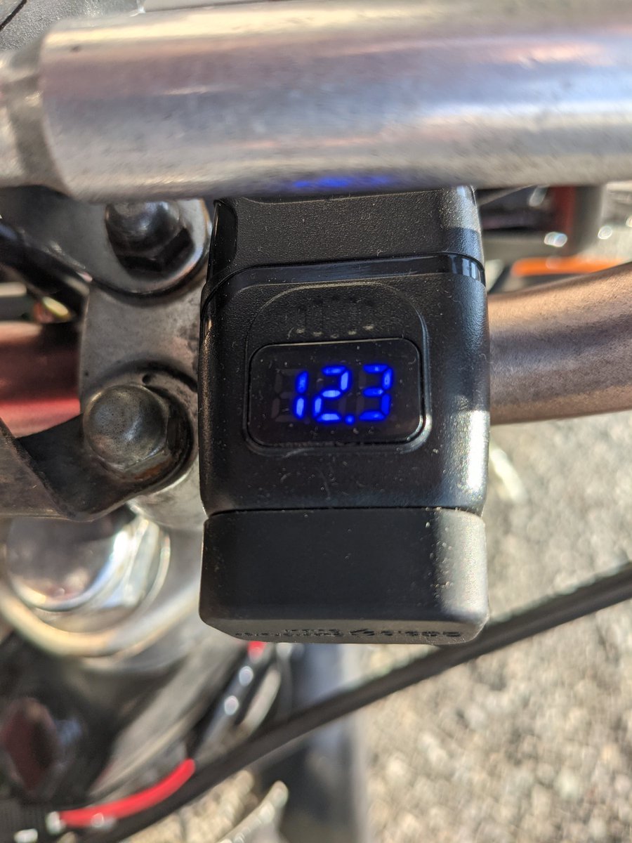 7Z8C0C0nGRQKInv's tweet image. ヘルさん、こんにちは、昨日ヘルさんの動画みてて気がついたんですが、私も同じusbポート付けてるんですが表示の色が違いますねヘルさんのは、オレンジ色で私のは、ブルーです。