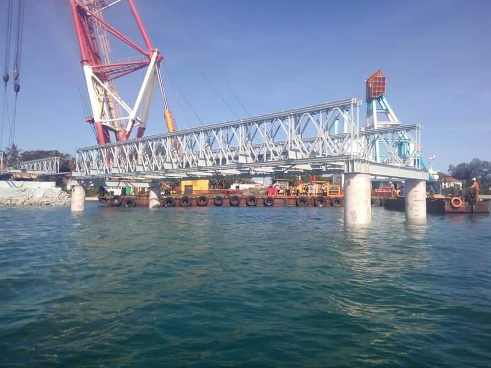 DjSoxxy's tweet photo. Finally. ππ #LikoniFloatingBridge https://t.co/rwnM0dWO4B