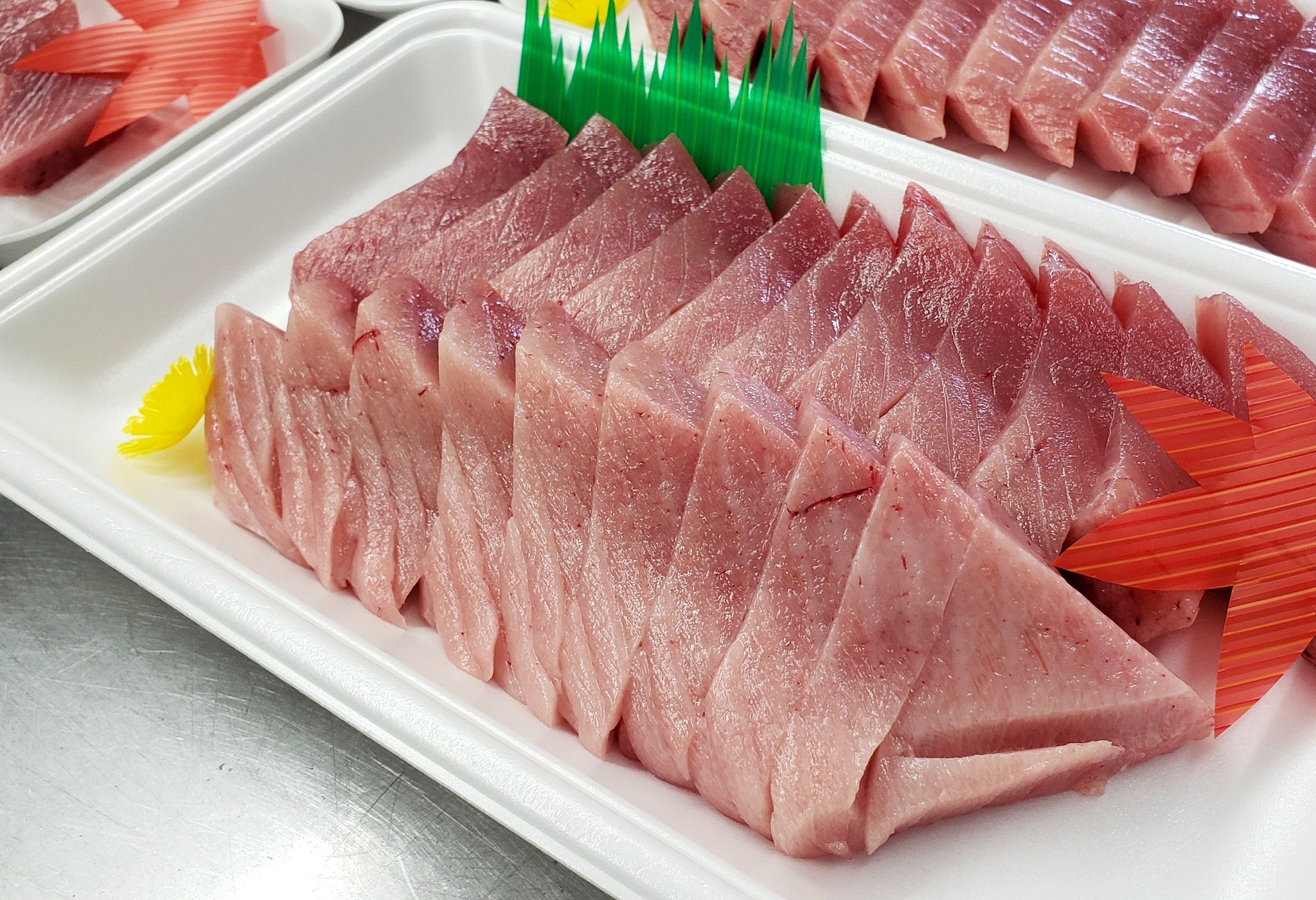 さしみやワタショー 今日は暖かくて刺身日和ですね 本日ｵｽｽﾒは旨味たっぷり脂ノリノリのメジマグロ メジマグロは本マグロの幼魚で脂がしつこくなく いくらでも食べれますよ ぜひぜひご利用下さーい 刺身は毎日午後から出ます さしみや