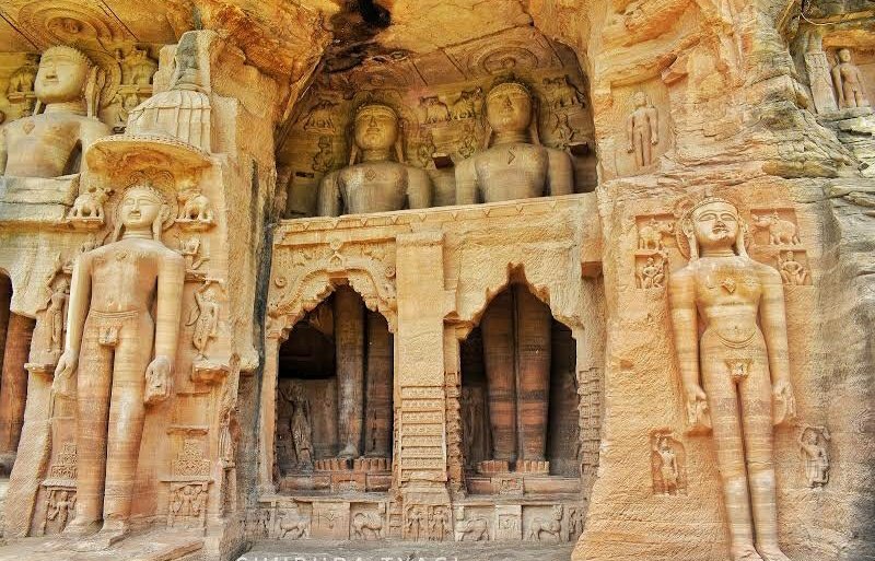 JainPayal12's tweet photo. Idols of jain Tirthankars nearly 50-60 feet tall carved in the single stone of the hill. This place is a unique combination of history, jainism , and art. Please visit the place if you are in Gwalior. #JainHeritage #jainism @LostTemple7 https://t.co/QrBlofvaW6