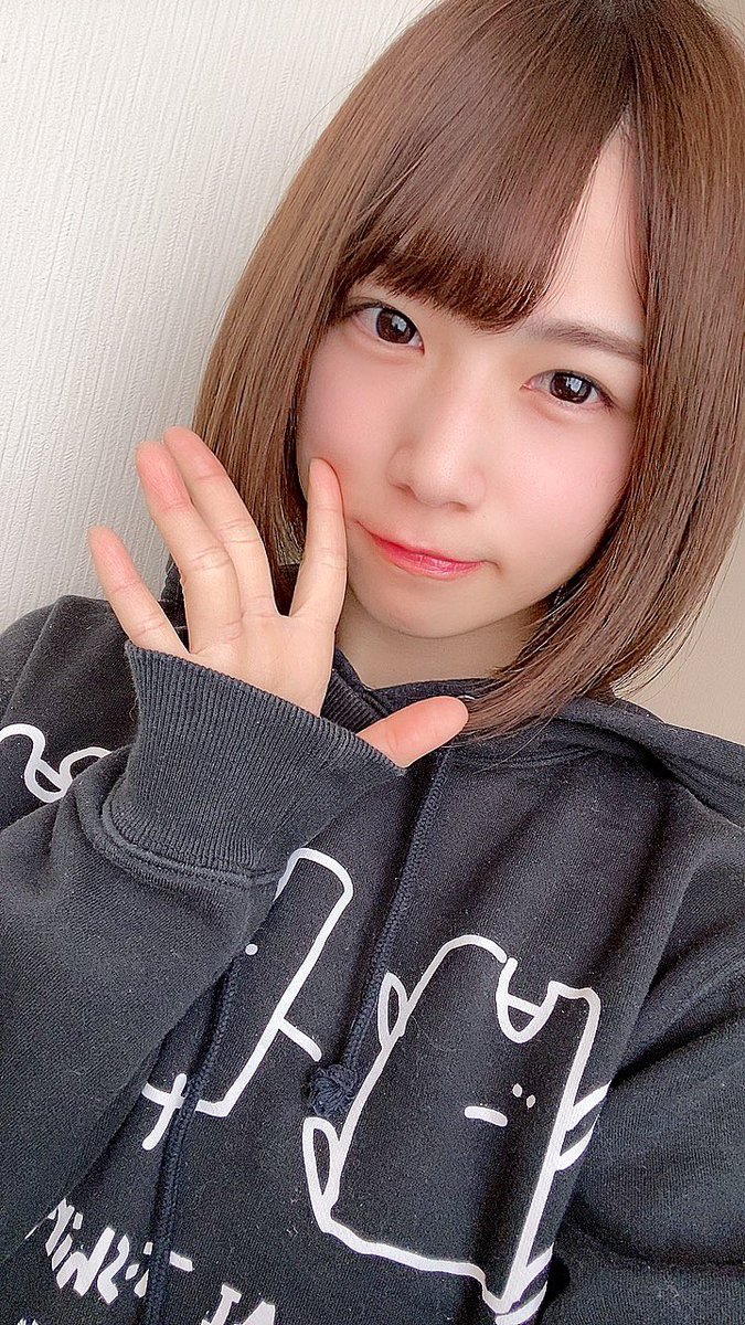 riina1126_ryry's tweet photo. ヤバTパーカー好き。このくらいの気温からちょうど良い🥰

そして髪色抜けてきたよって。焦茶にしよ。✨

#ヤバイTシャツ屋さん https://t.co/I1A0eWsgRx
