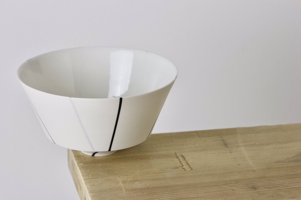 LeandriStudio's tweet photo. Contemporary porcelain bowl with black lines. Special thanks to Maestro Luca Tripaldi https://t.co/2fvCuM0tWu for the precious teachings.

#bowl #ceramics #porcelain #slipcasting #interiordesign #homedesign #ceramicart #contemporaryceramics #leandriceramicstudio #madeinitaly https://t.co/upmY6r2xVS
