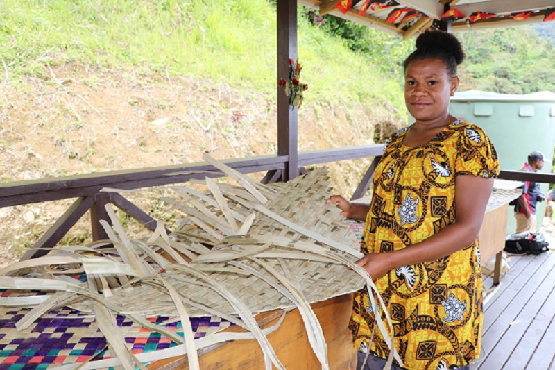 AusHCPNG's tweet image. Janet Lee from Abuari can be very proud of weaving her first pandanus mat! She was among 30 Oro businesspeople who worked with trainers to improve their handicraft creations to sell to visitors when trekking resumes on the #Kokoda Track
#PNG