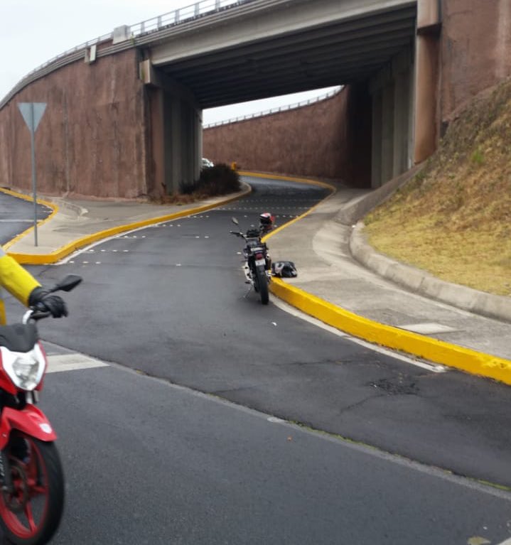 EnlaceTAguilas's tweet photo. Agradecemos #SectorSantaFe @SSC_CDMX por apoyo a motociclista que derrapó en Camino Viejo a Mixcoac dirección @santadfense, así como apoyo para despejar tránsito en la zona @rodeleonm @En_LasAguilas @HaciendasLas @Lomas_Tarango https://t.co/HxRJKWRA6V