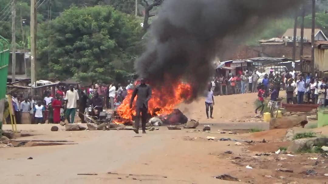 fsnakazibwe's tweet photo. All this could have been avoided is our leaders were not selfish. If they are concerned about the health of the people, why insist on going on with an election at the height of a pandemic. Then they expect angry crowds to control themselves. Is this election a do or die?😏 https://t.co/7sOBbbtPwq
