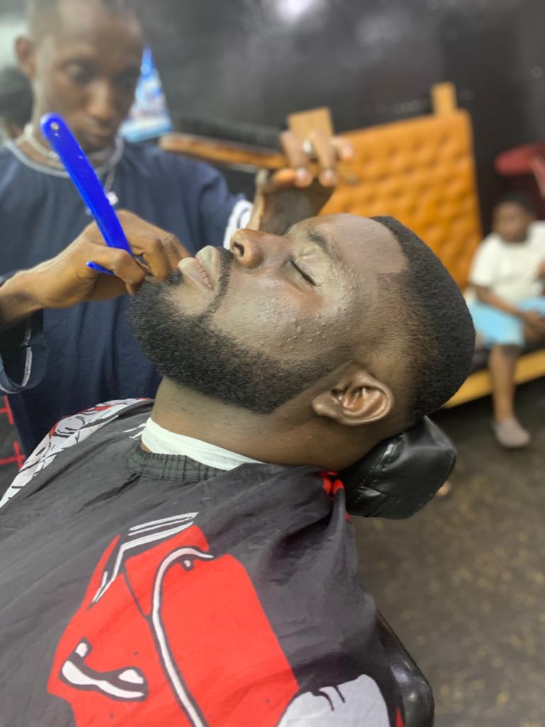 gentsoflagos's tweet photo. Who do you trust with your hair ?

#gentsoflagos 
#gentlemen
#gentlemenonly
#gentlemenbarbers https://t.co/ijgtYEOjGM