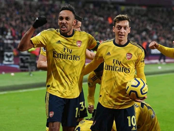 AkankwatsaPhilo's tweet photo. In other news; If Arsene was still at Arsenal, Ozil would be playing football now. https://t.co/tb4c1qgYyN
