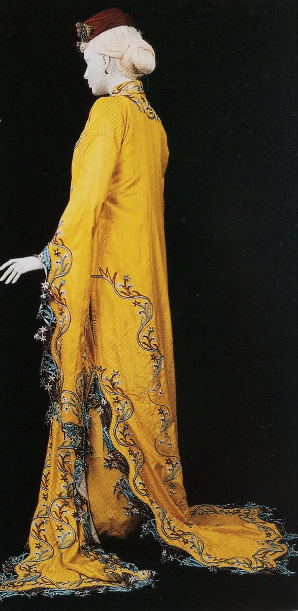 KaraaslanMzffr's tweet photo. Osman Hamdi Bey'in 1881'de yaptığı Çiçek Yerleştiren Kız isimli tablosu. Eşi Naile Hanım'ın model olduğu bu resimdeki sarı elbisenin aynısı günümüzde Sadberk Hanım Müzesi Koleksiyonu'nda yer almaktadır. İpekli üç etek entari olan bu elbise 19. yüzyılın modasını yansıtmaktadır. https://t.co/TgFgv0PQ3q