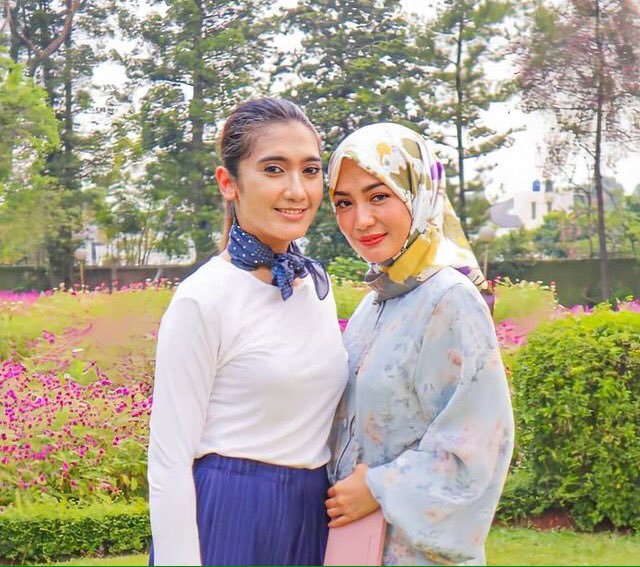 GBPID's tweet photo. Mini reunian @imelpc dan #ReviMariska setalah bertahun-tahun akhirnya bisa ketemu lagi😍😂😬 #imelputricahyati 
#imelpc #revimariskareal 
.
.
#GentaBuanaParamita #GBPID #GBPLovers #GentaBuanaPitaloka #GentaBuana #GentaBuanaDangdut #ReuniGBP2020 https://t.co/lshxxvMgt6
