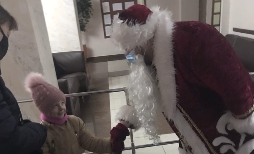 8 ноября наш <a href="/dvoreckultury/">Жигулевский ДК</a> отмечал необычный праздник-день рождения Деда Мороза!Мы решили порадовать Дедушку Мороза и пригласили сказочного именинника к нам в гости,чтобы поздравить его. Участники клубных формирований приходили во Дворец с подарками для именинника