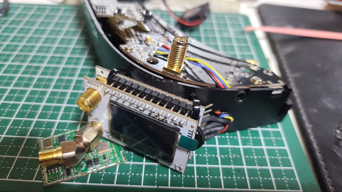 RRR_Ryu_ichi's tweet image. EACHINE（イーシン）のFPVゴーグル EV100をダイバシティ化☆
ノーマルの受信機のハンダを剥がして、信号線をつないで〜、
映像は綺麗に写ります(^o^)
飛ばした感じ、ノーマルより感度はかなりよくなりました(^^)
#eachine #fpv #EV100