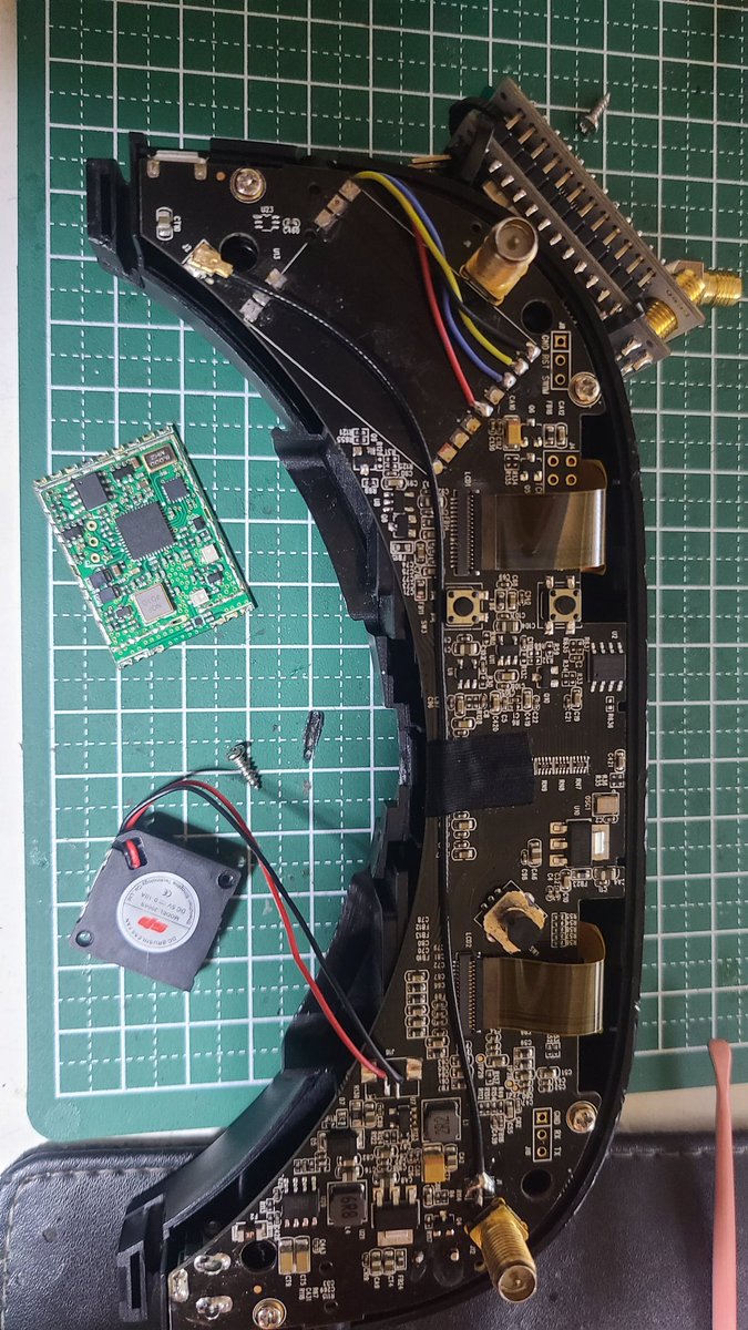 RRR_Ryu_ichi's tweet image. EACHINE（イーシン）のFPVゴーグル EV100をダイバシティ化☆
ノーマルの受信機のハンダを剥がして、信号線をつないで〜、
映像は綺麗に写ります(^o^)
飛ばした感じ、ノーマルより感度はかなりよくなりました(^^)
#eachine #fpv #EV100