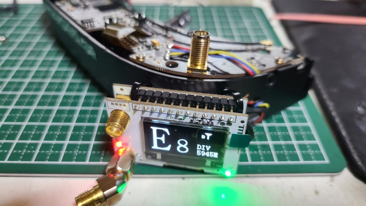 RRR_Ryu_ichi's tweet image. EACHINE（イーシン）のFPVゴーグル EV100をダイバシティ化☆
ノーマルの受信機のハンダを剥がして、信号線をつないで〜、
映像は綺麗に写ります(^o^)
飛ばした感じ、ノーマルより感度はかなりよくなりました(^^)
#eachine #fpv #EV100