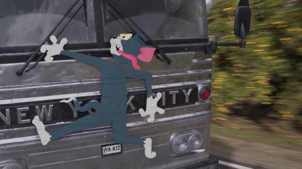 ทอมกับเจอร์รี่จะแยกย้ายกันไปตามทางของตัวเองละ แต่ทอมก็คือทอมอะ เจ้าแมวใจอ่อน ก็หันมามองเจอร์รี่ตาละห้อย ศัตรูคู่อาฆาตตลอดกาล หรือก็คือเพื่อนของตัวเอง เจอร์รี่นางก็ไม่วายส่งท้ายด้วยการหลอกกอด จนทอมโดนรถบัสขับชนไปเลย