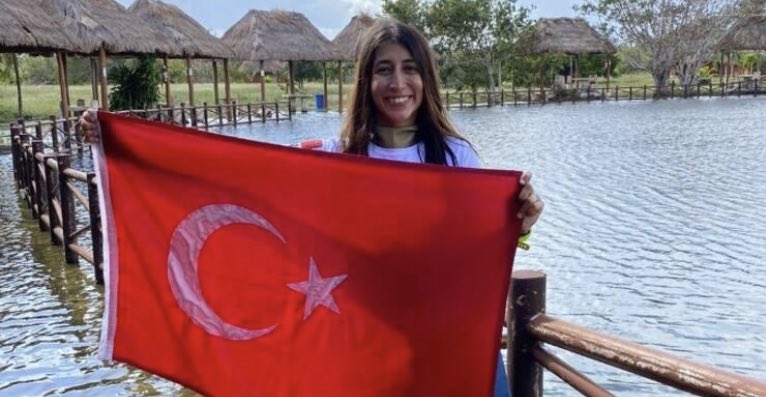 Türkiye’den gencecik bir kadın dünya çapında başarıya imza atıyor. Yine kimsenin haberi yok. 
Milli serbest dalışçı Fatma Uruk, Meksika'da çift palet sabit ağırlıkla dalış yapıp 67 metreyle bir dünya rekoruna daha imza attı. 
Tebrikler 👏🏾👏🏾👏🏾 <a href="/fatma_uruk/">Fatma Uruk</a>