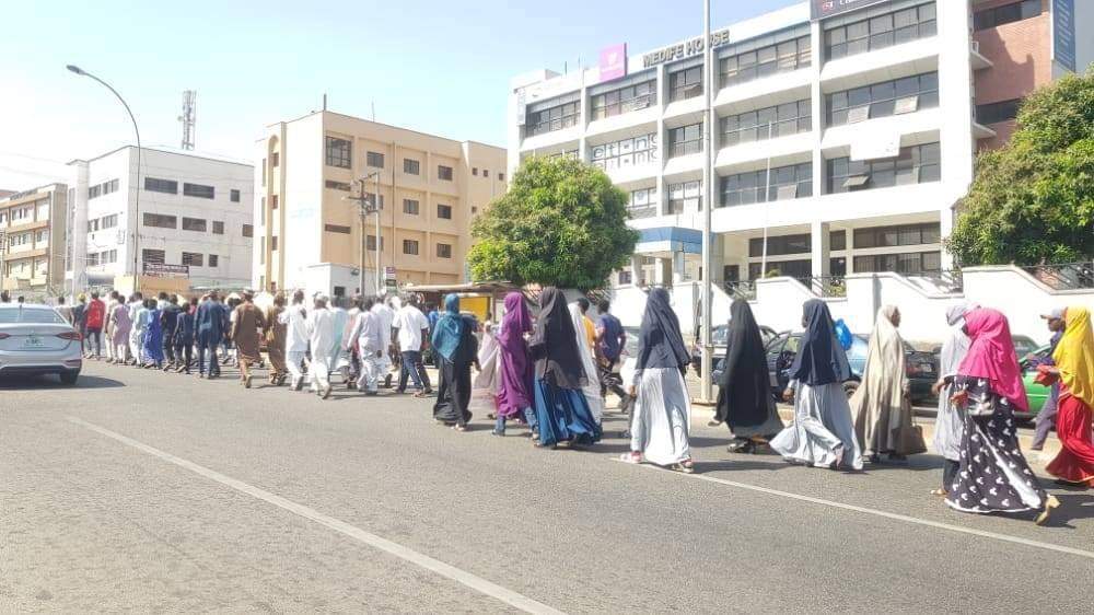 nigeriablogfa's tweet photo. اعتراضات روزانه برای آزادی شیخ زاکزاکی در ابوجا و بائوچی 

Daily #FreeZakzaky protest in #Abuja and Bauchi https://t.co/yweReRdgI2