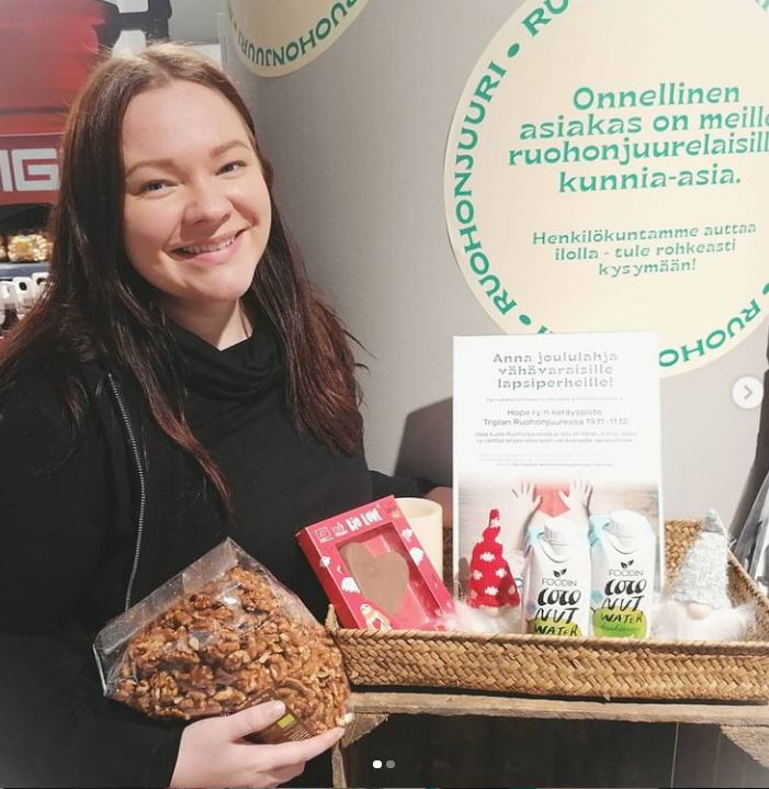 Ole mukana tuomassa hyvää mieltä ja ikimuistoisia hetkiä – anna #joululahja vähävaraiselle lapsiperheelle! ❤️
​
Myös tänäkin vuonna on monissa myymälöissämme @Hopeyhdistys keräyspiste, johon voit jättää lahjasi ja Hope ry välittää sen eteenpäin.🎄

facebook.com/ruohonjuuri/ev…