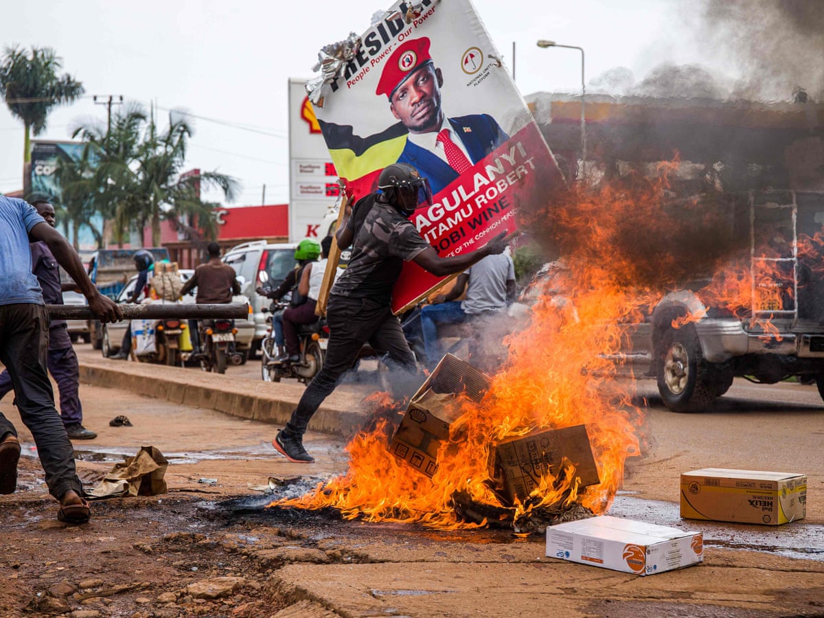 StivoSimple's tweet image. Naomba Mungu alete utulivu kwa nchi jirani Uganda ambapo kuna umwagikaji wa damu kutokana na mchafuko ya kisiasa yanayoletwa na malumbano baina ya @BOBIWINE na @YoweriKMuseveni 
na Museveni ..#ndioManake 
#FreeBobiWine #WeShallOvercome #Glory