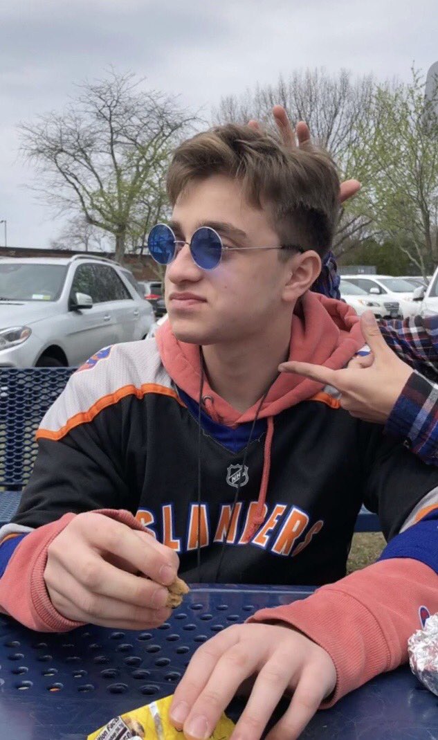 Limelightelon's tweet photo. 𝗠𝗘𝗘𝗧 𝗧𝗛𝗘 𝗔𝗥𝗧𝗜𝗦𝗧: Gabe Germain is a first year from New York who is currently undecided. He has been playing guitar since he was 13 when his mom won a raffle for a free lesson. Join us in welcoming Gabe Germain to Limelight Records 🎧🎸 🎵 https://t.co/MoNT8Brq1V