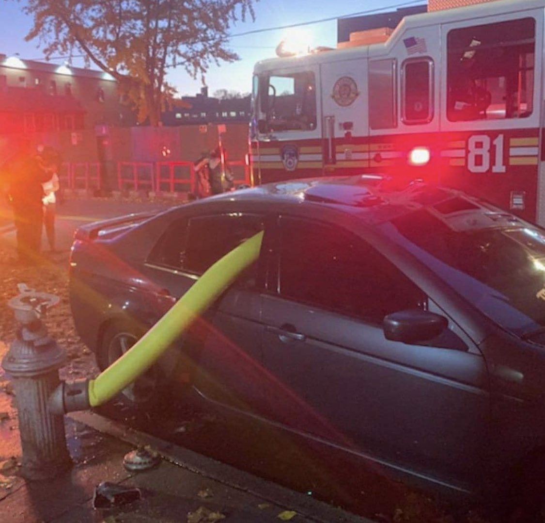 #JeudiPhoto | On ne pouvait pas attendre le #MardiConseil : toujours avoir une pensée « pompier » quand on hésite à garer son véhicule sur des places réservées, ou accessibles aux services de secours.
Une photo vaut mieux qu’un long discours.