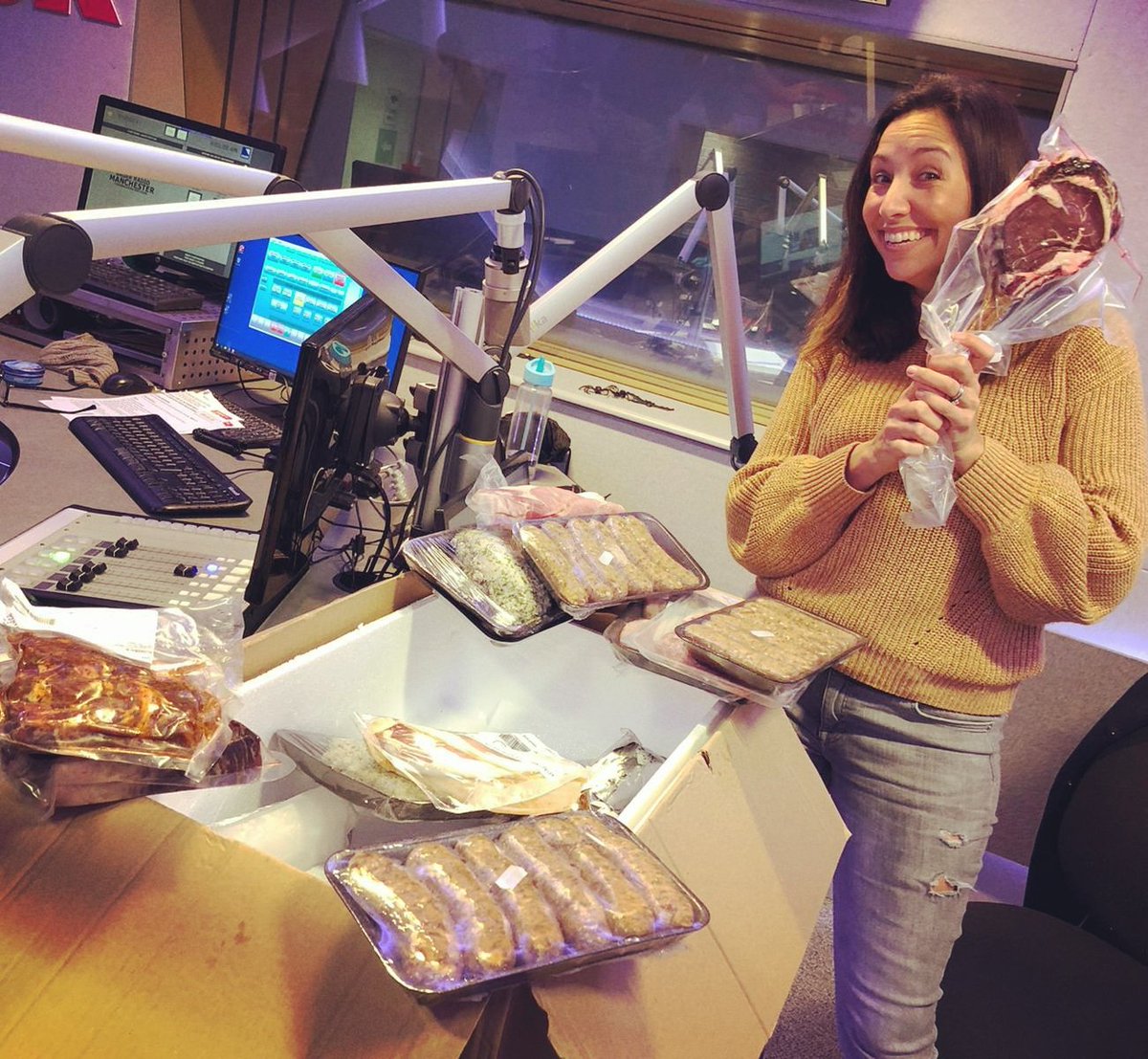 Meat is arriving! Look at the Tomahawk steak!! 🍖😳😂 <a href="/Althamsbutchers/">Althams Butchers</a> #MeatHamper