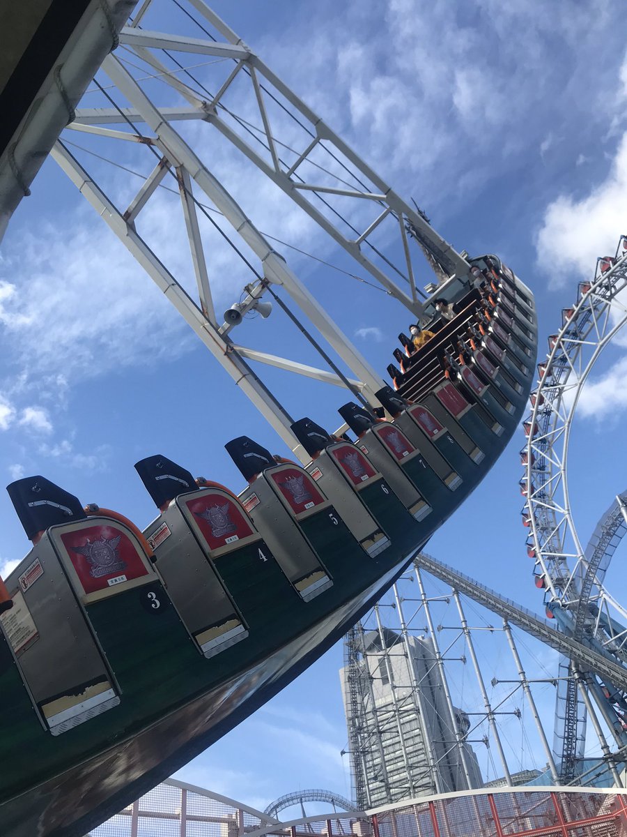 morimotoshoji's tweet photo. かわりにバイキングと観覧車とめっちゃ濡れるやつに乗りました。濡れるやつはポンチョ着て臨んだけど結局ずぶ濡れで、写真ではそんな伝わらず濡れ損でした。依頼者はお目当てのものには乗れなかったもののびちゃびちゃになっていろいろどうでもよくなれたそうです。あと観覧車の窓こんなくもってたっけ https://t.co/z58k02G0TN