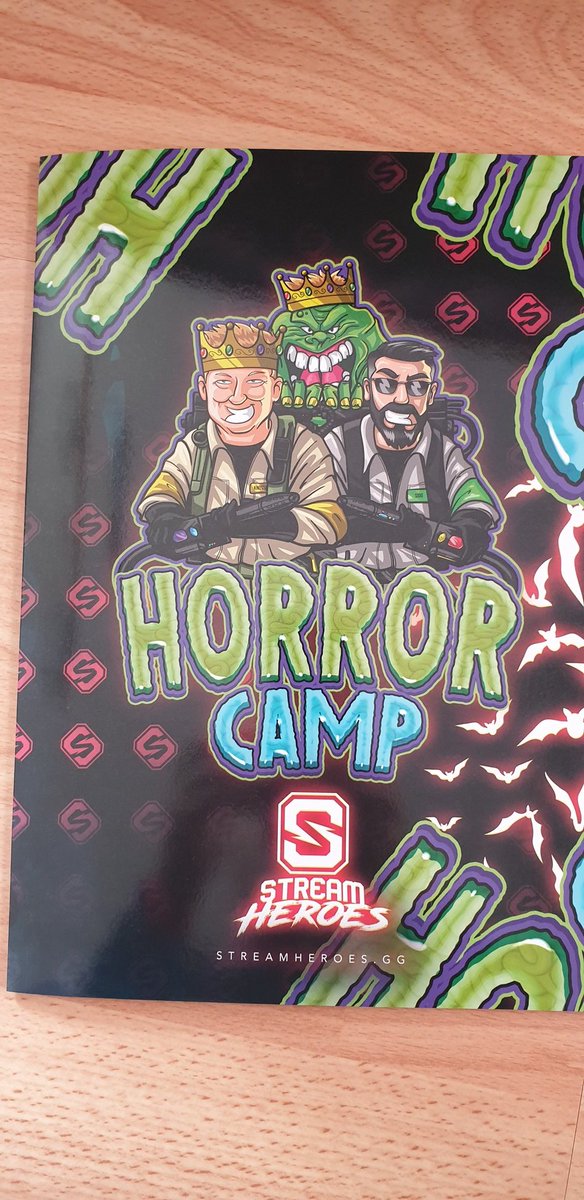 Apfelku02954591's tweet photo. Nach langen warten ist die limitierte Ausgabe des Horrorcamp Sammelksrtenheft endlich angekommen. Sehr hochwertig verarbeitet @TheRealKnossi 

#Streamheros
#Knossi
#Horrorcamp
#Sammelkartenheft
#supportistkeinmord https://t.co/KwgzkkWr90