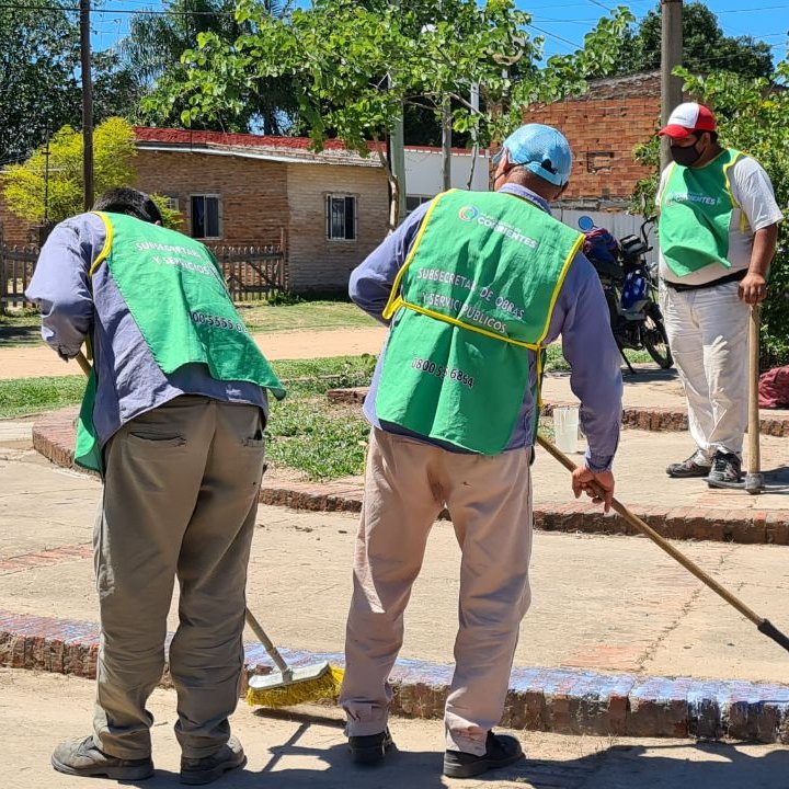lanari_emilio's tweet photo. Con el fin de supervisar las acciones que llevamos a cabo en diferentes puntos, recorrí tres plazas donde se están realizando trabajos de mejoramiento: dos en el barrio #Ponce y una en el #Cremonte. https://t.co/UxGms8pDOG