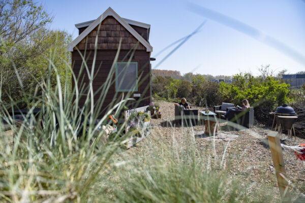 Voor het boek 'Tiny Houses Living' trok <a href="/moniquevanorden/">Monique van Orden</a> (voorzitter <a href="/TinyHouseNL/">Tiny House Nederland</a>) kriskras door Nederland en België om zo veel mogelijk verschillende tiny houses te bezoeken. HetkanWEL sprak met haar (en geeft een exemplaar weg!). hetkanwel.nl/2020/11/19/won… #tinyhouse