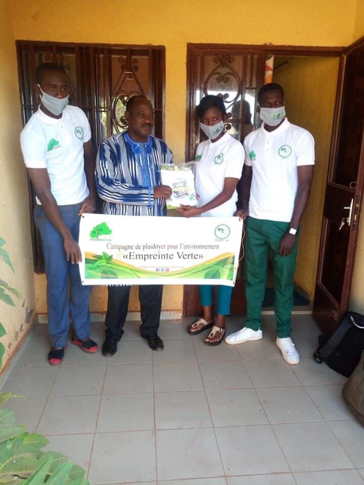 GRAAD_Burkina's tweet photo. Campagne de Plaidoyer "Empreinte Verte", une initiative de CONAJEC, CESAO-AI et GRAAD Burkina, qui vise à influencer les programmes des candidats aux présidentielles 2020 au #Burkina Faso avec 10 engagements sont proposés en faveur de l'#environnement  #BurkinaVote2020 @ocomar https://t.co/WLIxsMYJKQ