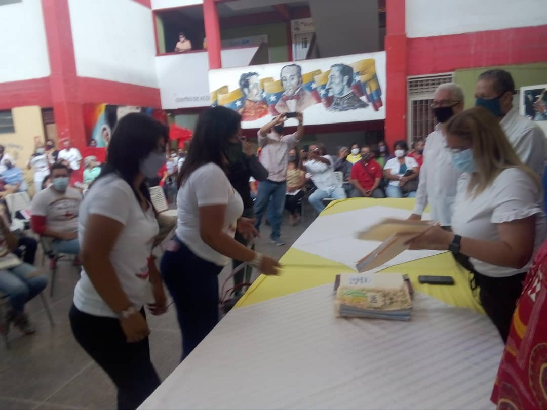 #Aragua Excelente Jornada de Juramentaciòn junto a la Dra <a href="/Mary_RomeroP/">EP</a>  Educadores de Aragua y nuestros candidatos a la Asamblea Nacional. ¡Juntos todo es posible y vamos rumbo a la victoria el 6 de diciembre! #CLAPEnVanguardia <a href="/NicolasMaduro/">Nicolás Maduro</a> @psuvaristobulo <a href="/PartidoPSUV/">PSUV</a>