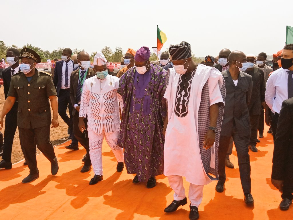 gouvbenin's tweet photo. Le #ME, @houssoudjclaude, préside la cérémonie de remise de site de la Centrale Solaire Photovoltaïque de 25 Mégawatts à #Illoulofin, commune de #Pobè, en présence du Président de l'Assemblée Nationale, de l'@ambafrancebenin et du Chef de Coopération de l'@UEauBenin. #Wasexo https://t.co/FbeFktmCTq