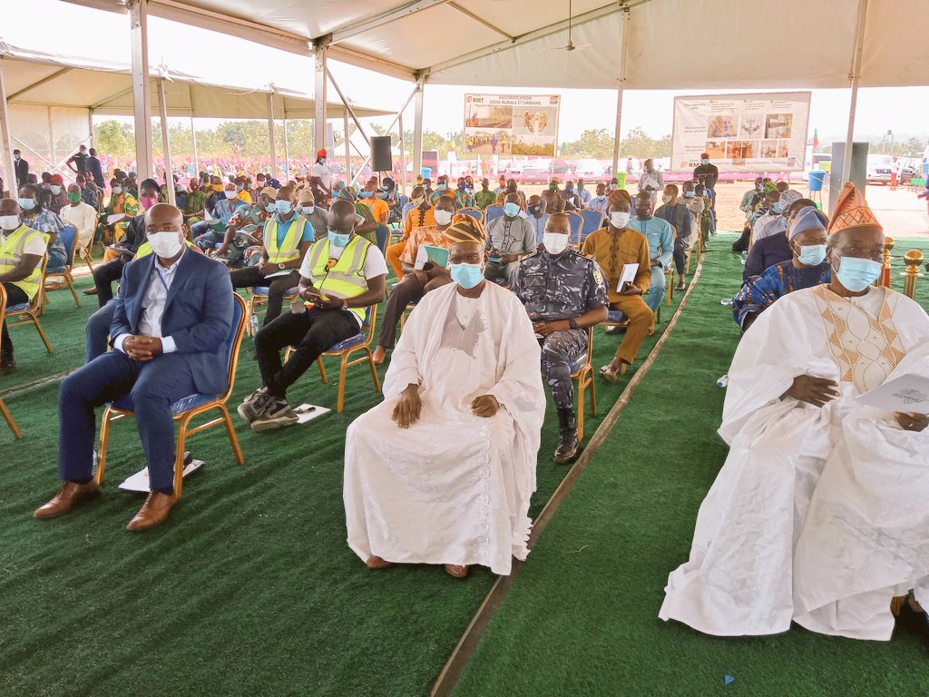 gouvbenin's tweet photo. Le #ME, @houssoudjclaude, préside la cérémonie de remise de site de la Centrale Solaire Photovoltaïque de 25 Mégawatts à #Illoulofin, commune de #Pobè, en présence du Président de l'Assemblée Nationale, de l'@ambafrancebenin et du Chef de Coopération de l'@UEauBenin. #Wasexo https://t.co/FbeFktmCTq