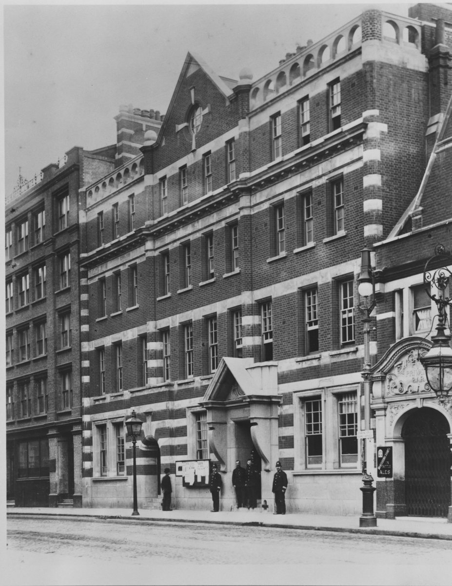 This was the division's HQ by 1864, remaining so for most of the rest of the division's existence except 1947-1970. A new purpose-built station opened on the site in 1891 (1-2), followed by another in 1970 (3).  #MuseumBeats (5/n)