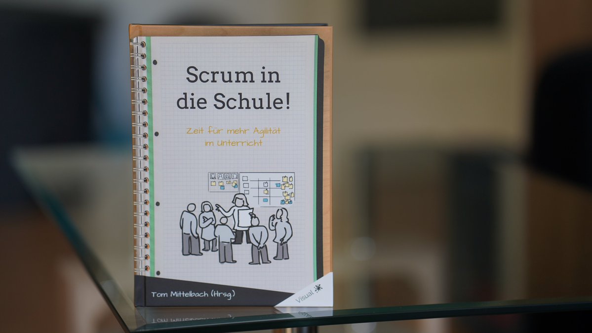 VisualInkPub's tweet photo. Die - streng limitierte - Hardcover Edition #ScrumInDieSchule ist schon vergriffen, aber die Softcover Edition gibt's noch auf:

https://t.co/mofgk1UKnr

Wer sucht noch gute Lektüre oder ein Geschenk für kalte Novembertage? :-)

#VisualBooks #twlz #Projektmanagement https://t.co/4gn7YdAaSU