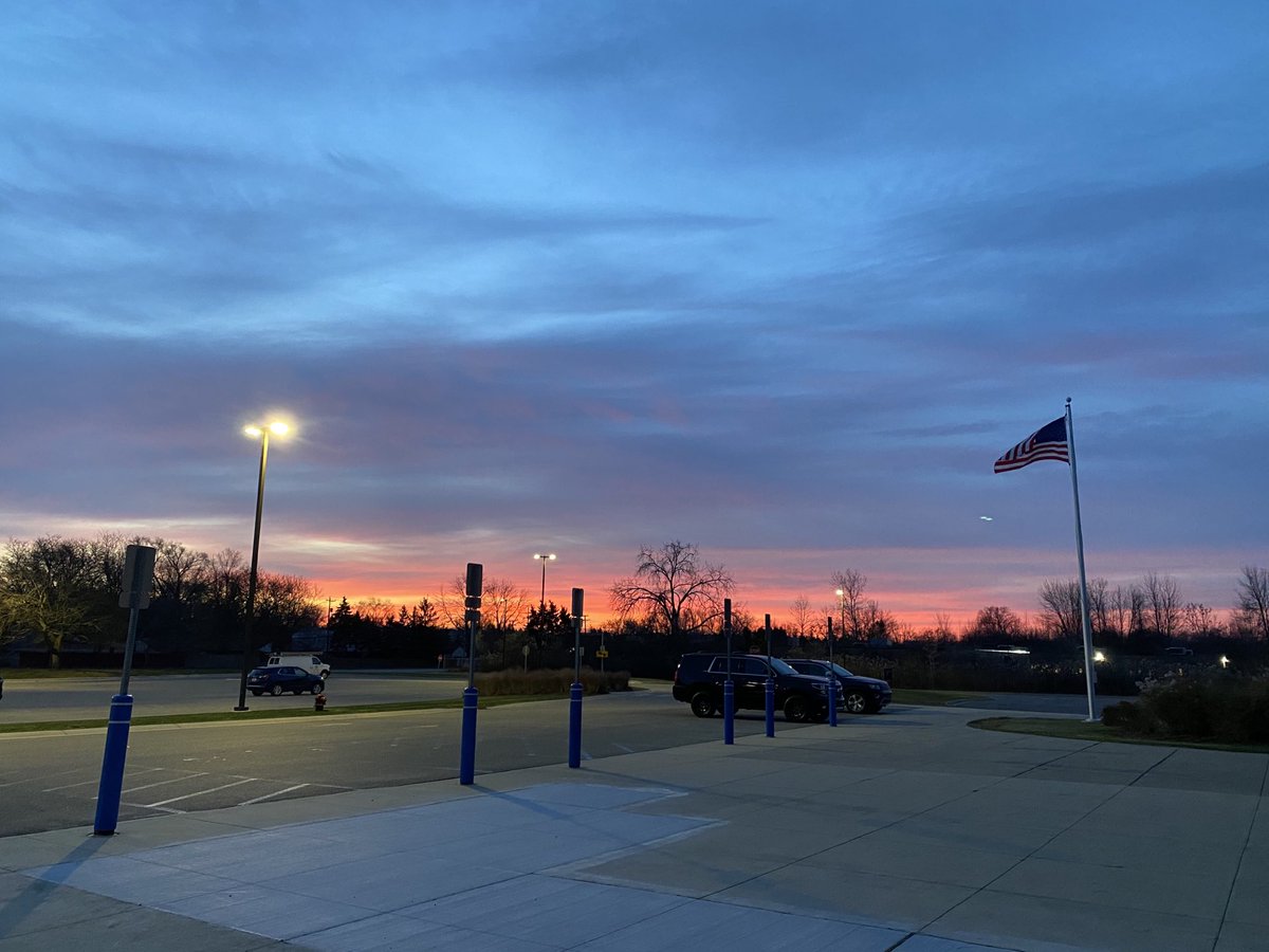 ldixon2's tweet image. Beautiful sunrise ⁦⁦@troyschools⁩ as we welcome 6-12th graders ⁦@LarsonMS⁩ &amp;amp; @troy _athens who want to eat breakfast and lunch and use our high school and WiFi #LearningHubs