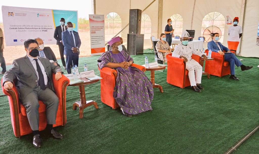 gouvbenin's tweet photo. Le #ME, @houssoudjclaude, préside la cérémonie de remise de site de la Centrale Solaire Photovoltaïque de 25 Mégawatts à #Illoulofin, commune de #Pobè, en présence du Président de l'Assemblée Nationale, de l'@ambafrancebenin et du Chef de Coopération de l'@UEauBenin. #Wasexo https://t.co/FbeFktmCTq