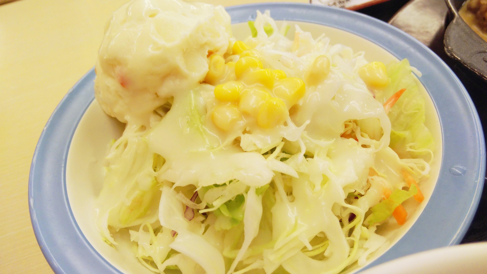 永遠の蒼 これは私の偏見なんだけど 松屋のサラダを店内で食べる時フレンチドレッシングをこれでもか と掛ける奴は カルピスを自宅で希釈する時 少し濃い目にするタイプ T Co Pshdslxrav Twitter