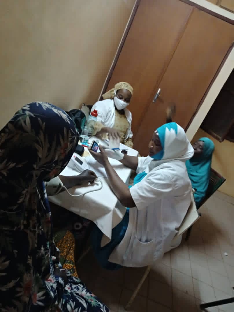 OngMedcom's tweet photo. Ce Mercredi 18/11 l’équipe OngMedCom a dépisté les habitants du quartier Karadje de la rive droite. Une belle journée de sensibilisation et de prise en charge. Merci à l’équipe et au personnel du centre de santé intégré. https://t.co/yL45d3pX62