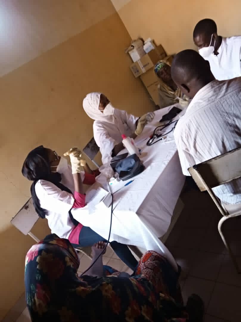 OngMedcom's tweet photo. Ce Mercredi 18/11 l’équipe OngMedCom a dépisté les habitants du quartier Karadje de la rive droite. Une belle journée de sensibilisation et de prise en charge. Merci à l’équipe et au personnel du centre de santé intégré. https://t.co/yL45d3pX62