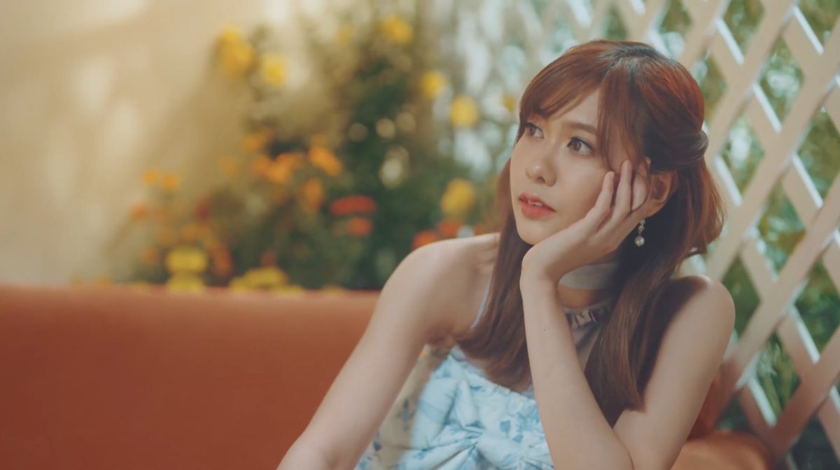 bubblepinkw's tweet photo. ชอบอะไรก็ไม่เท่าชอบเธอ 🍦💛#VANILLAOfficialMV #NoeyLYRA https://t.co/YbkstIOrZt