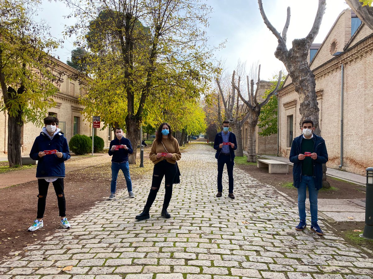 JJSSToledo's tweet photo. 😷 Hoy nos acercamos al campus de Fábrica de Armas junto a @jjsscm y @JSPToledo para repartir mascarillas y gel hidroalcohólico entre lxs estudiantes.
Somos la #GeneracionResponsable y lo seguiremos demostrando cumpliendo todas las medidas. https://t.co/BM7uLgjENl