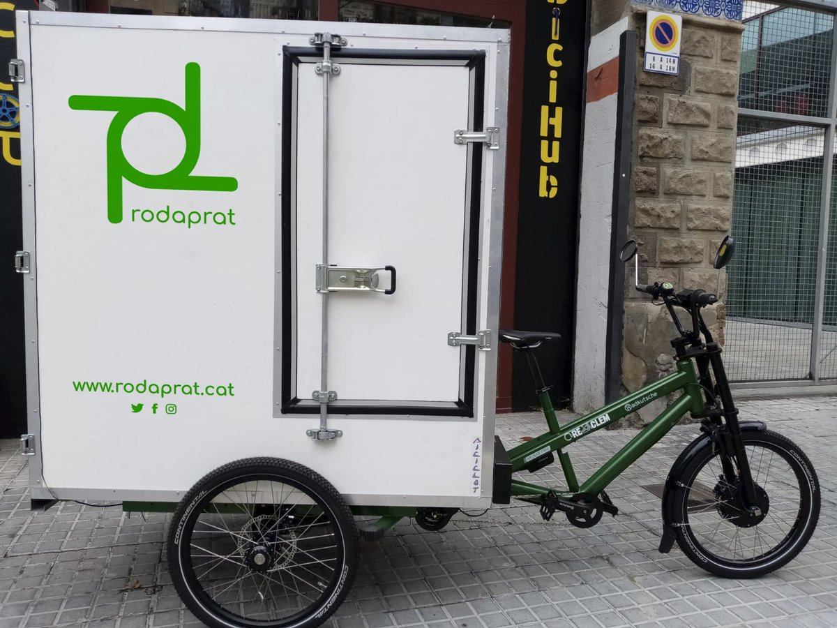 rodaprat's tweet photo. 🆕CARGOBIKE 🆕 
La nova #cargobike amb caixa isotèrmica per fer transport de tot tipus de 🍕🥗🌯🌮🥙🍜🥟🍱🥘 Contacte amb nosaltres rodaprat@rodaprat.cat
#cargobikelove #sobreruedas #apropteu #comerçdeproximitat #comerçlocal #kmo https://t.co/78BIqjJXFv