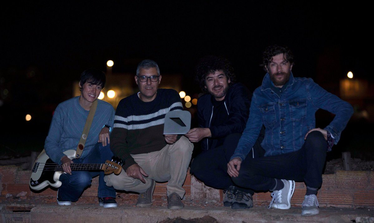 Atlanticmusica's tweet photo. Encara que la pandèmia ens impedeix de moment fer concerts, continuem treballant per a quan arribe eixe dia. Moltes ganes de presentar #volemelsponts
Por aquí una foto del otro día, posando con el galardón de mejor disco pop en los #premisohvidi2020, con nocturnidad y alevosía https://t.co/5rzysxS2Gu