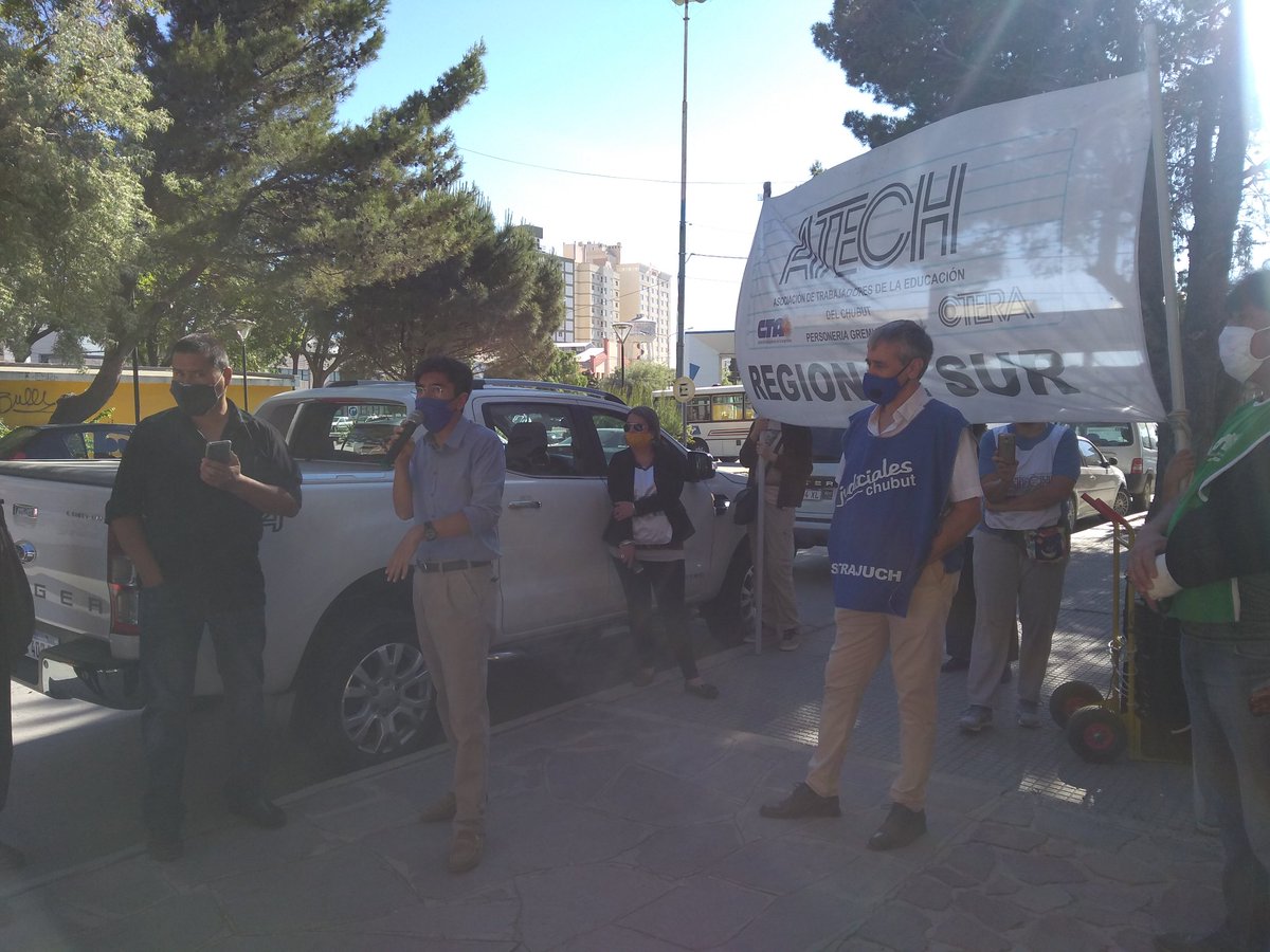 tatidambrauskas's tweet photo. Desde Tribuna Docente y el @PartidoObreroCh nos solidarizamos con los estatales citados a indagatoria en el juzgado federal de #Comdoro. Basta de criminalización de la protesta social. ¡Libertad a Romero, desprocesamiento de César Arakaki, Daniel Ruiz y todos los luchadores! https://t.co/e87UB0xeTS