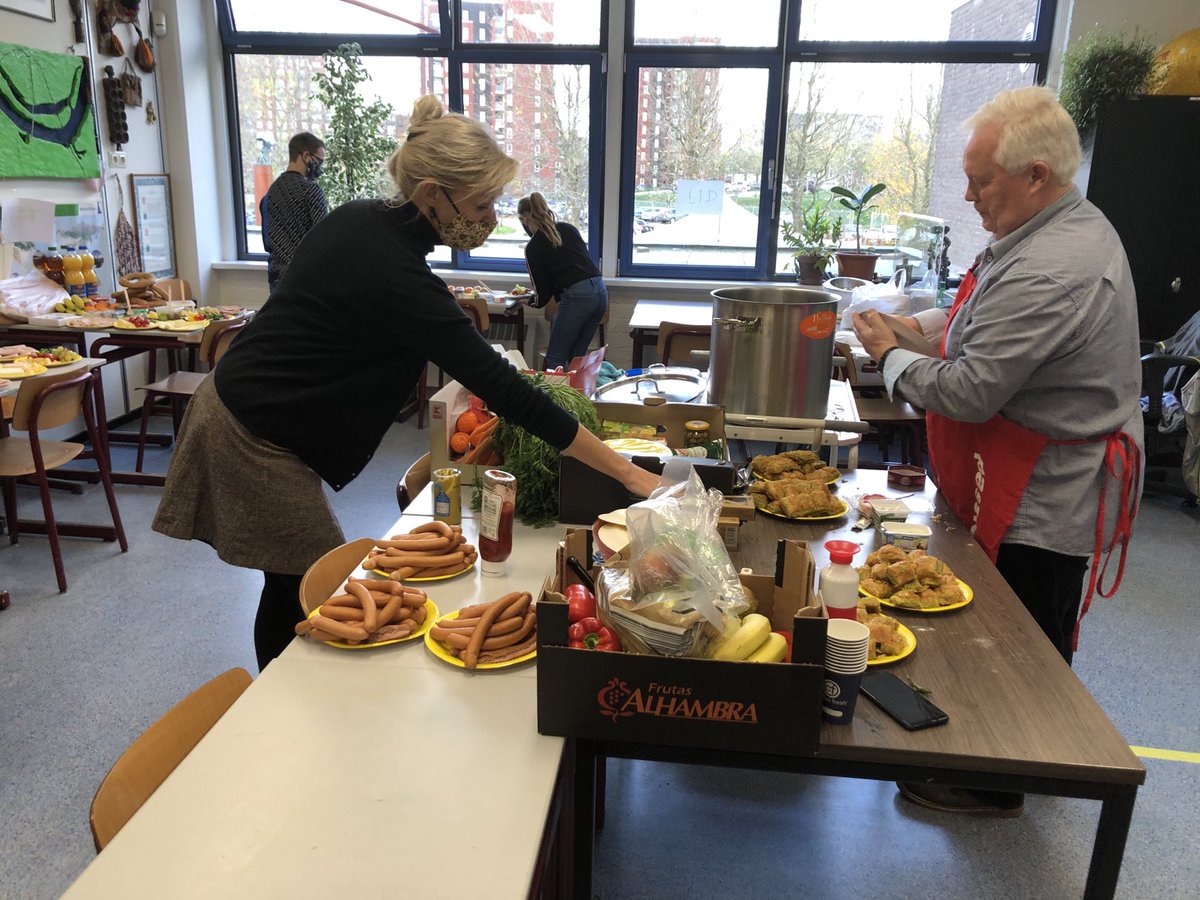 SpkHans's tweet photo. Te gast bij het Kandinsky op International day; een lunch met lekkernijen georganiseerd door Frank Goossen, docent ak. Hulde 👍👍👍 https://t.co/Xy5qYWqcYl